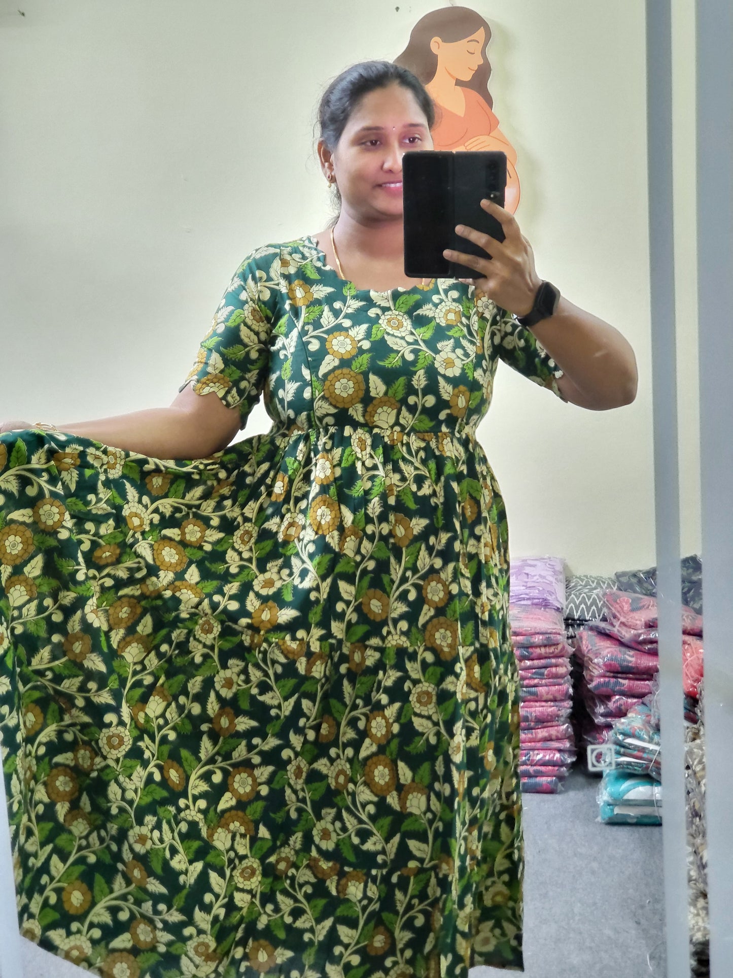 Kalamkaari feeding Anarkali