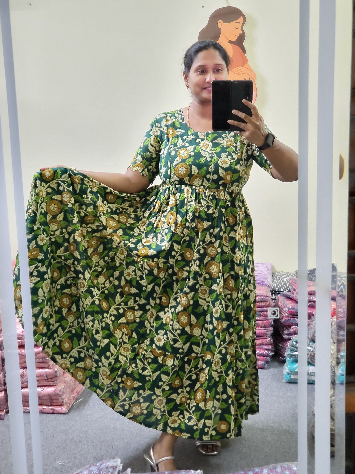 Kalamkaari feeding Anarkali