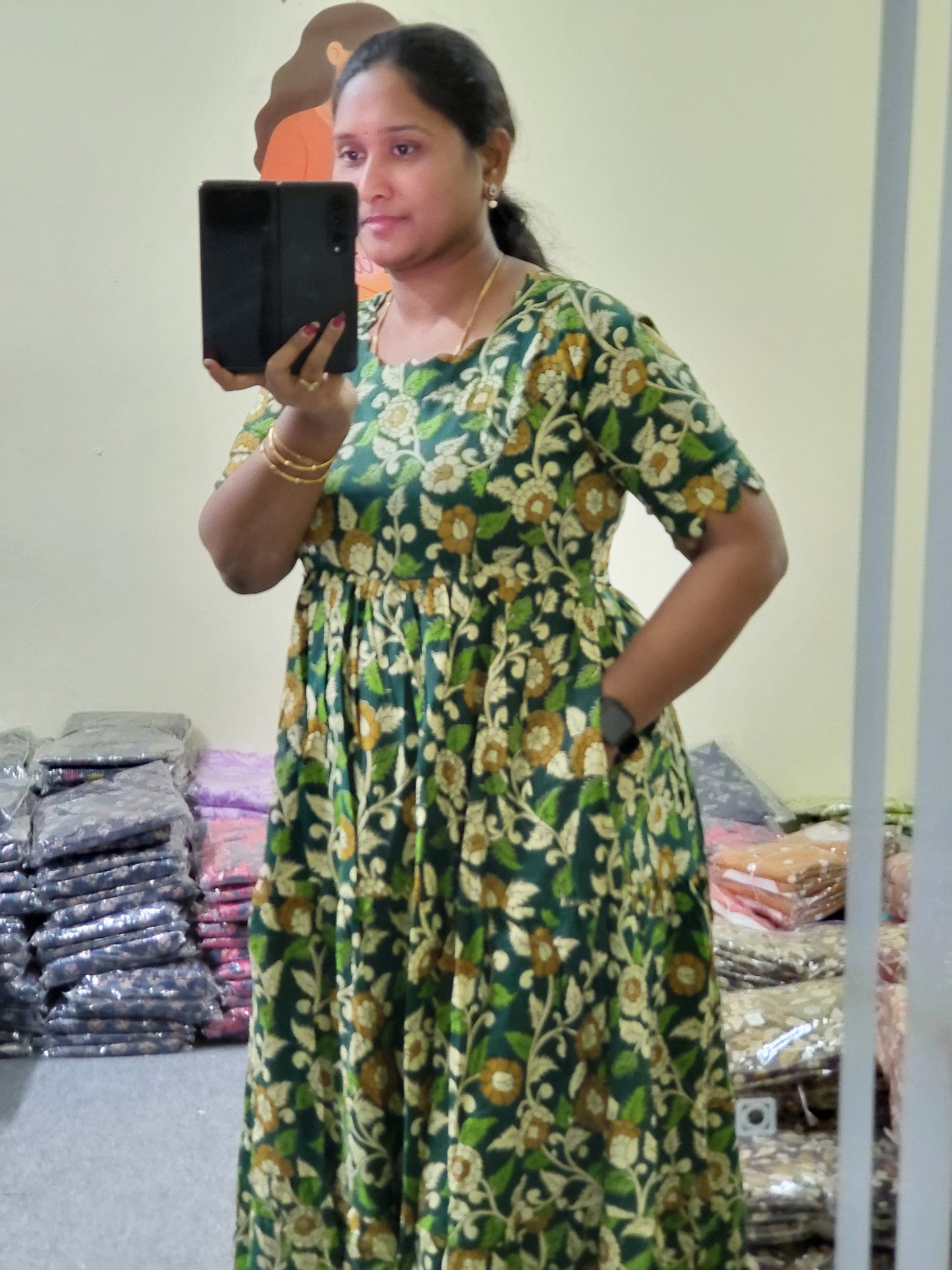 Kalamkaari feeding Anarkali