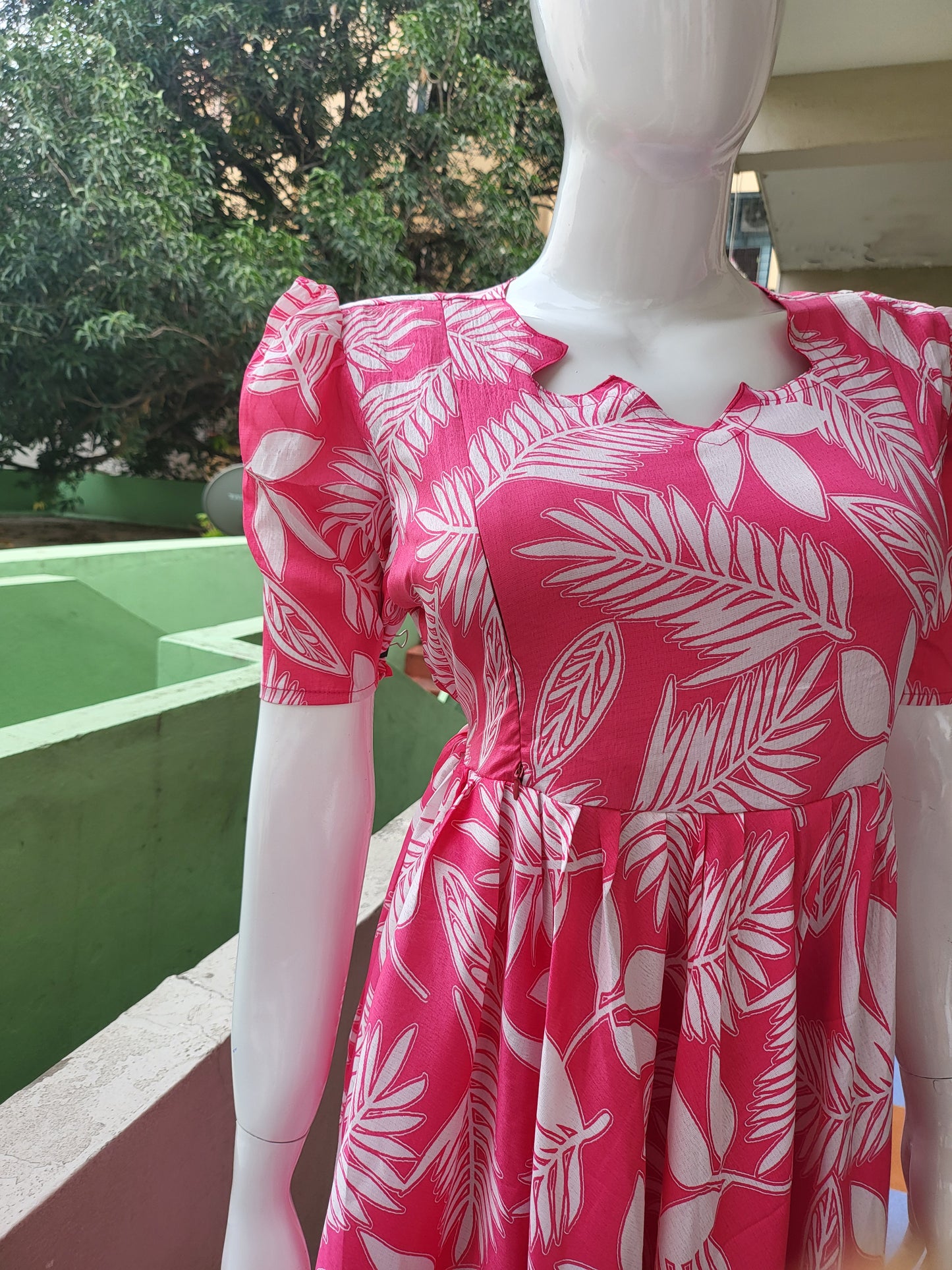 Deltacrepe feeding dresses