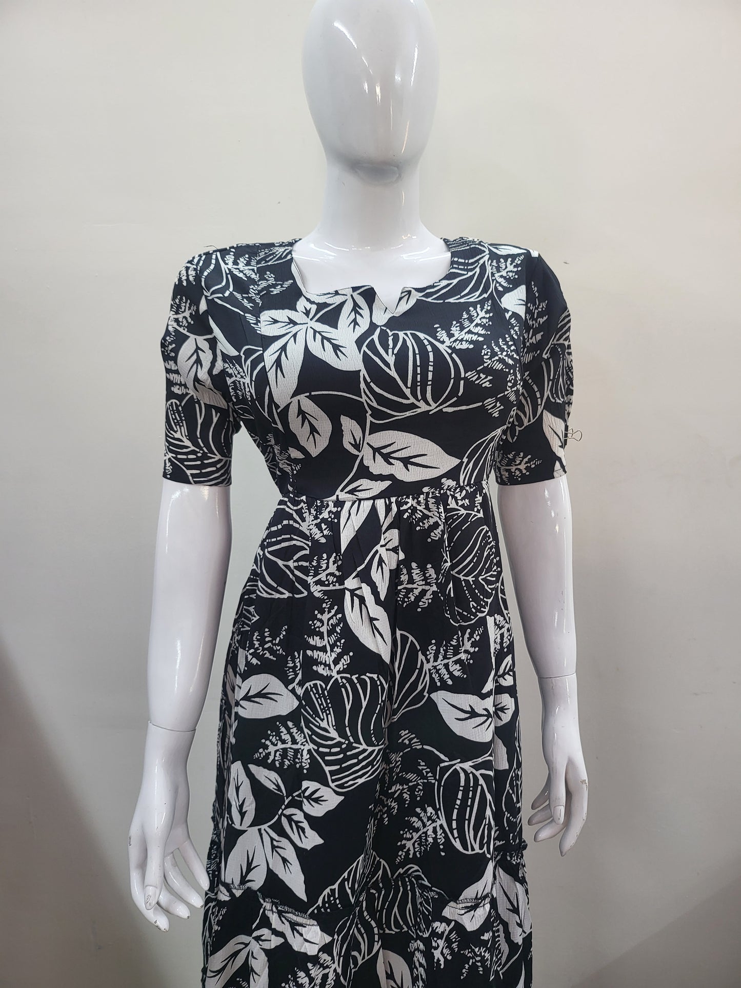 Deltacrepe feeding dresses bk/ white