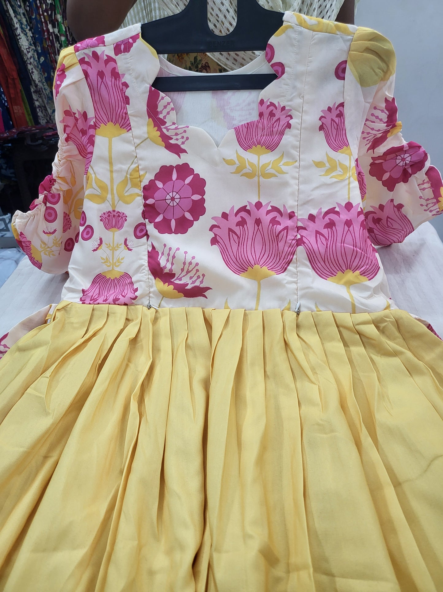 Feeding yellow floral 1pc