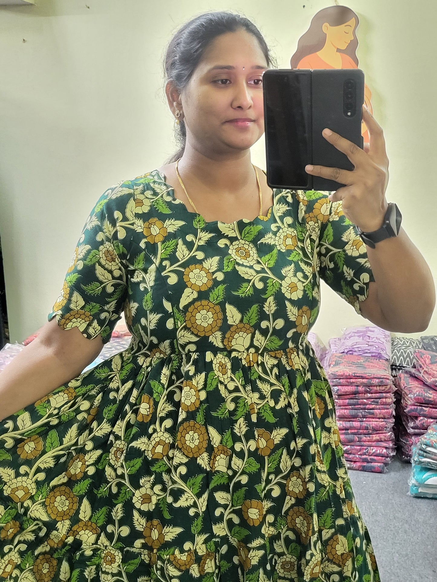 Kalamkaari feeding Anarkali