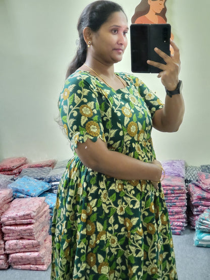 Kalamkaari feeding Anarkali