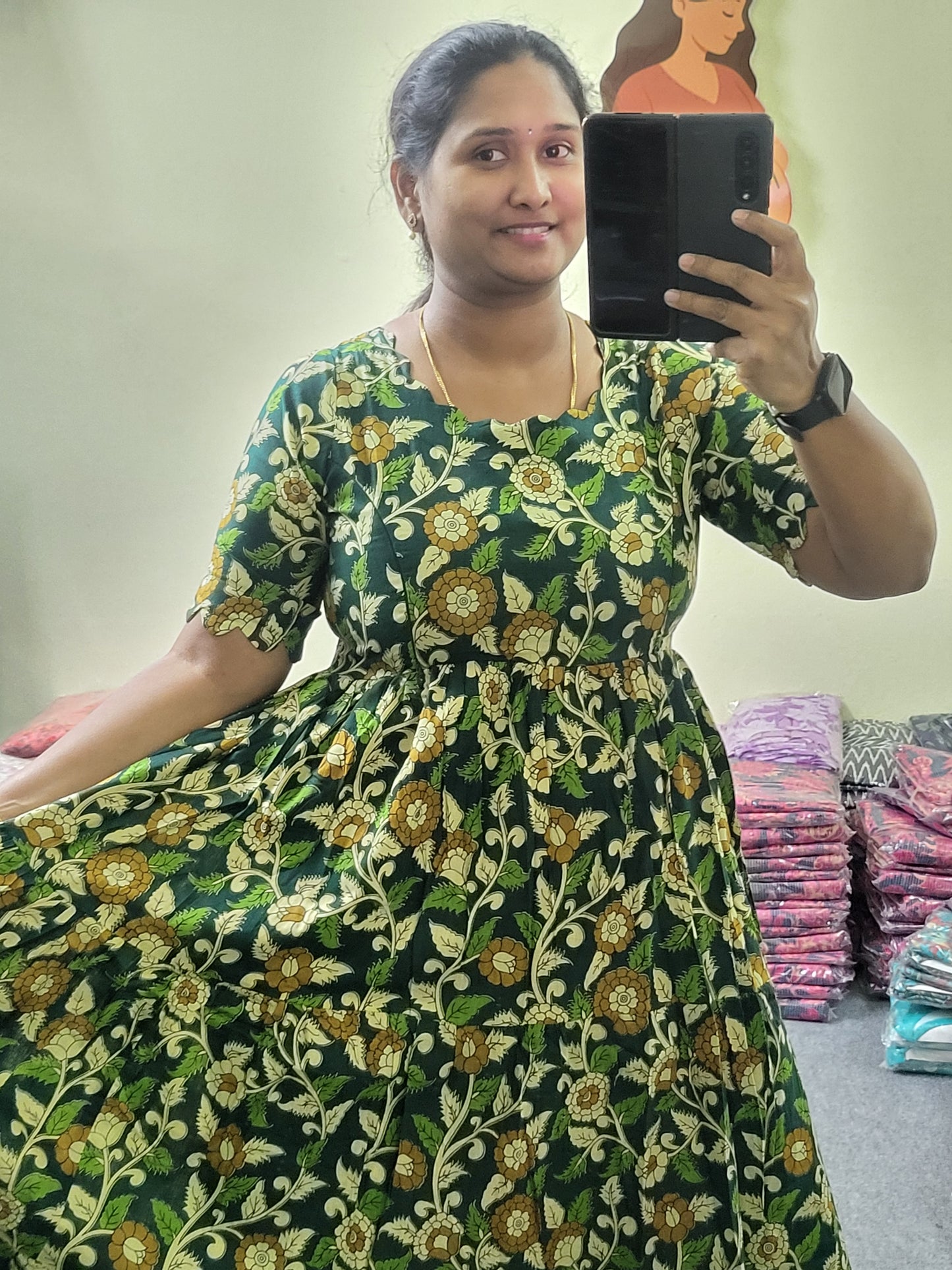 Kalamkaari feeding Anarkali