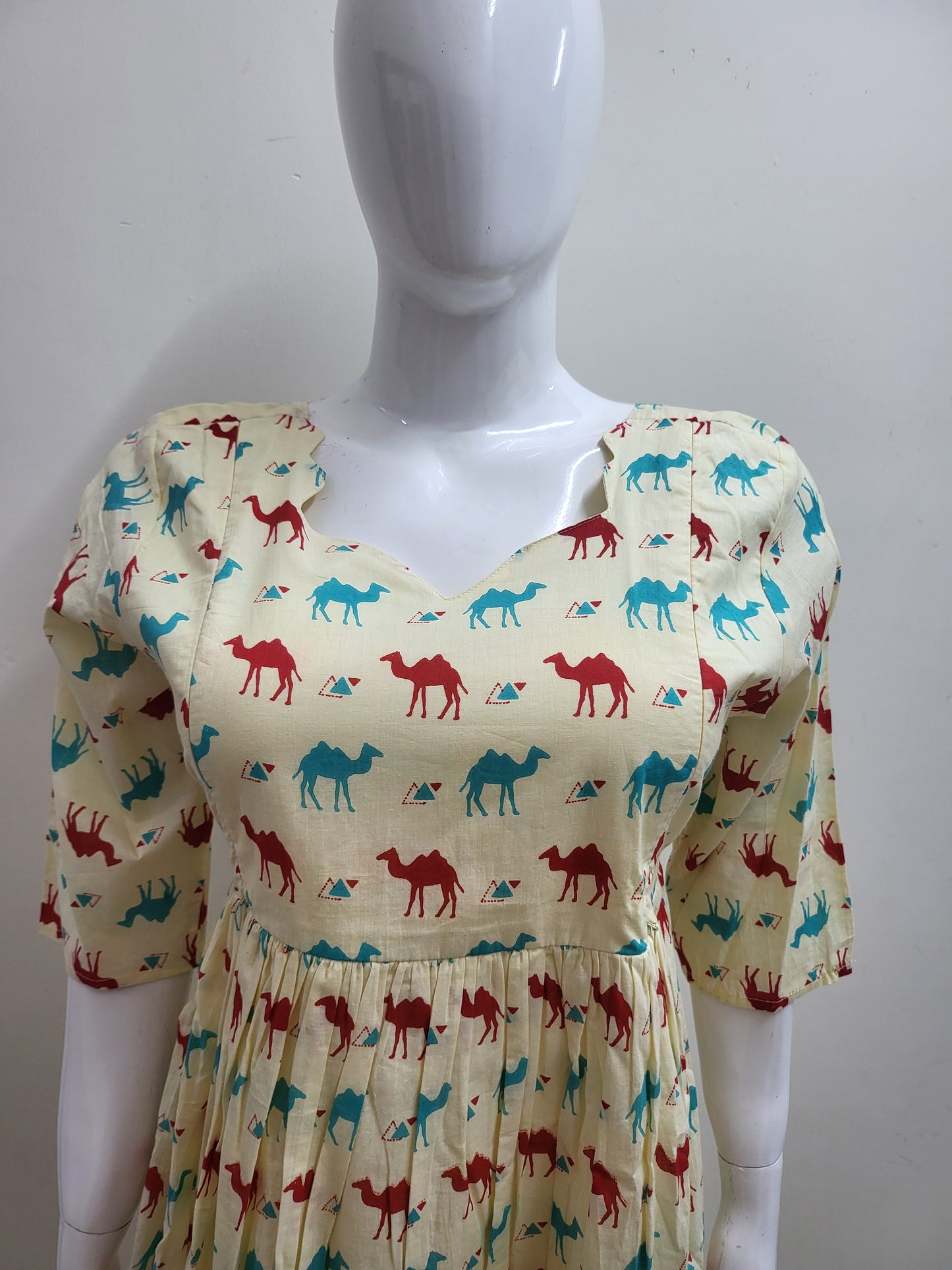 Feeding frock camel