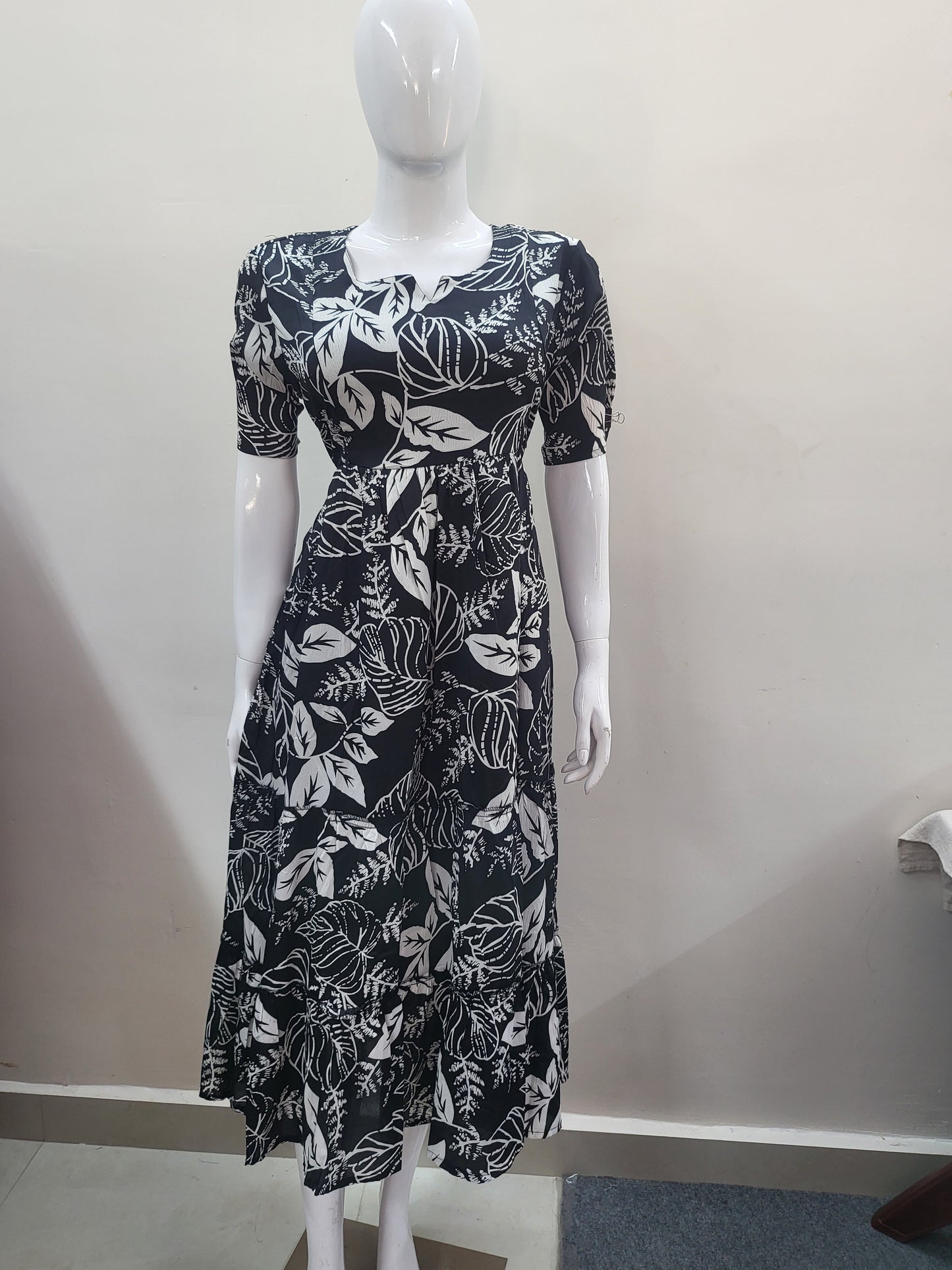 Deltacrepe feeding dresses bk/ white