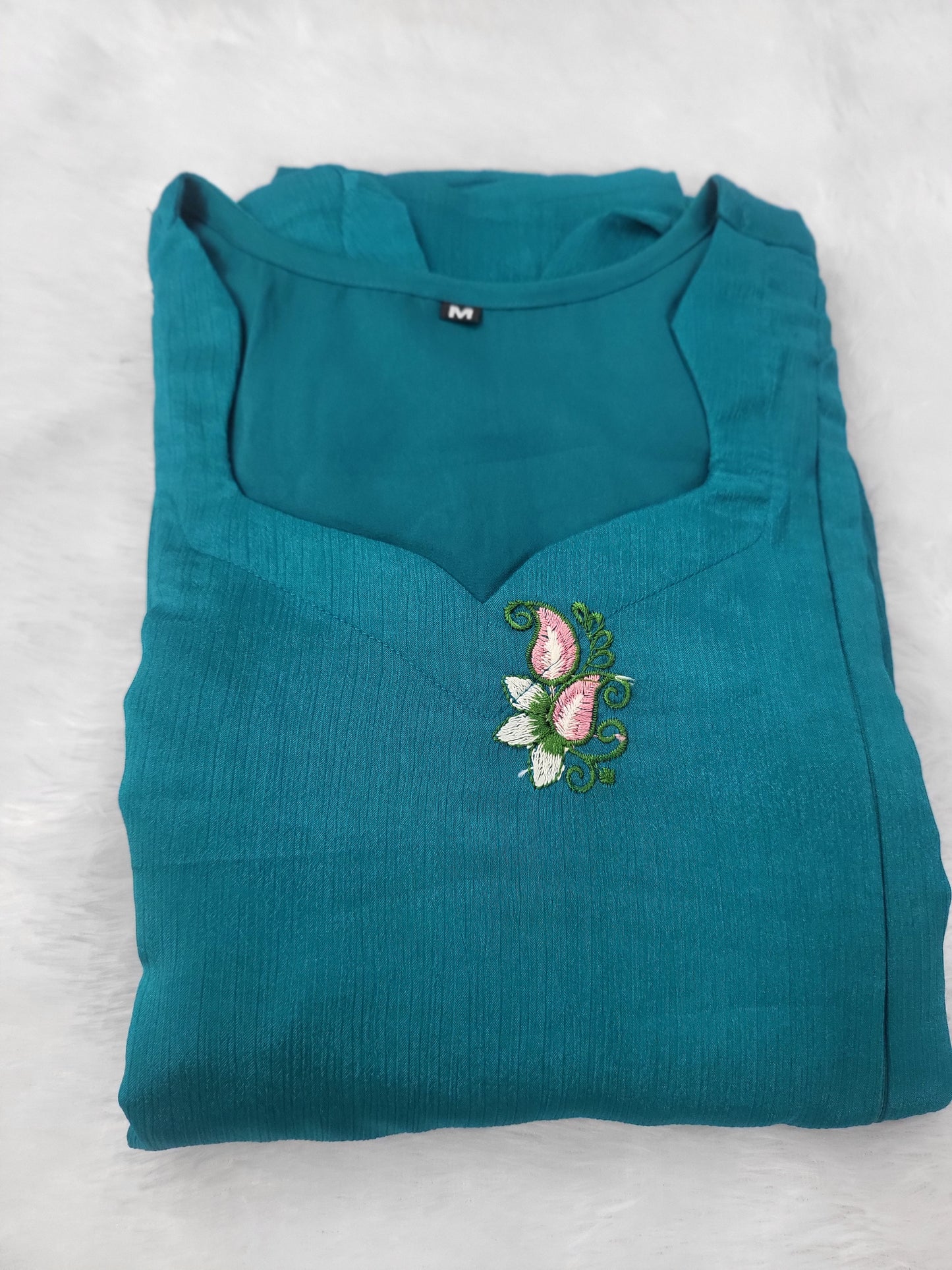 Chinnon silk embroidery feeding blu