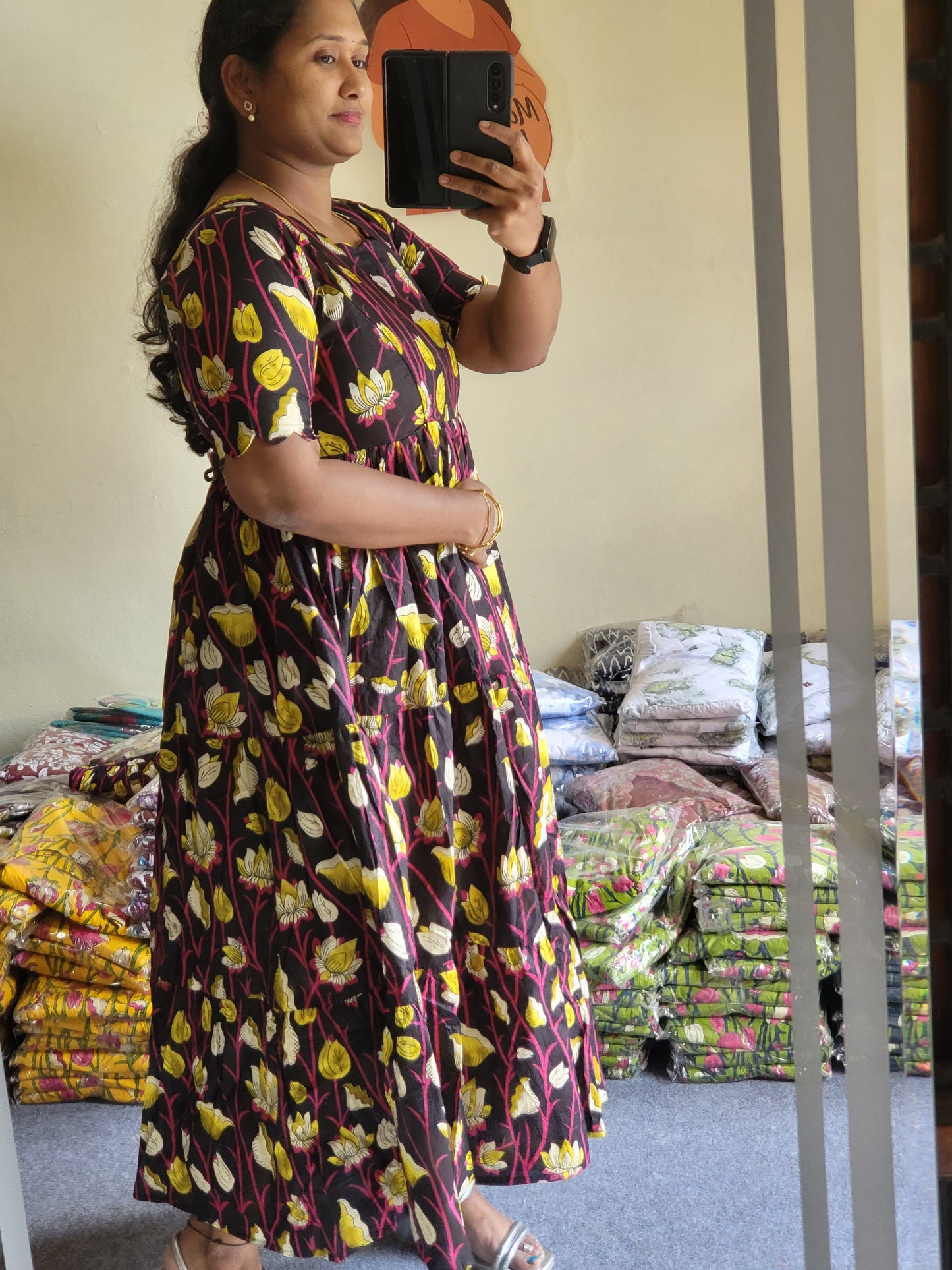 Kalamkaari feeding anarkali